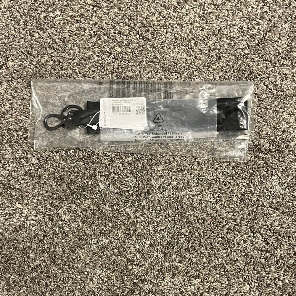 Lululemon Neverlost Keychain • Black/Super Dark